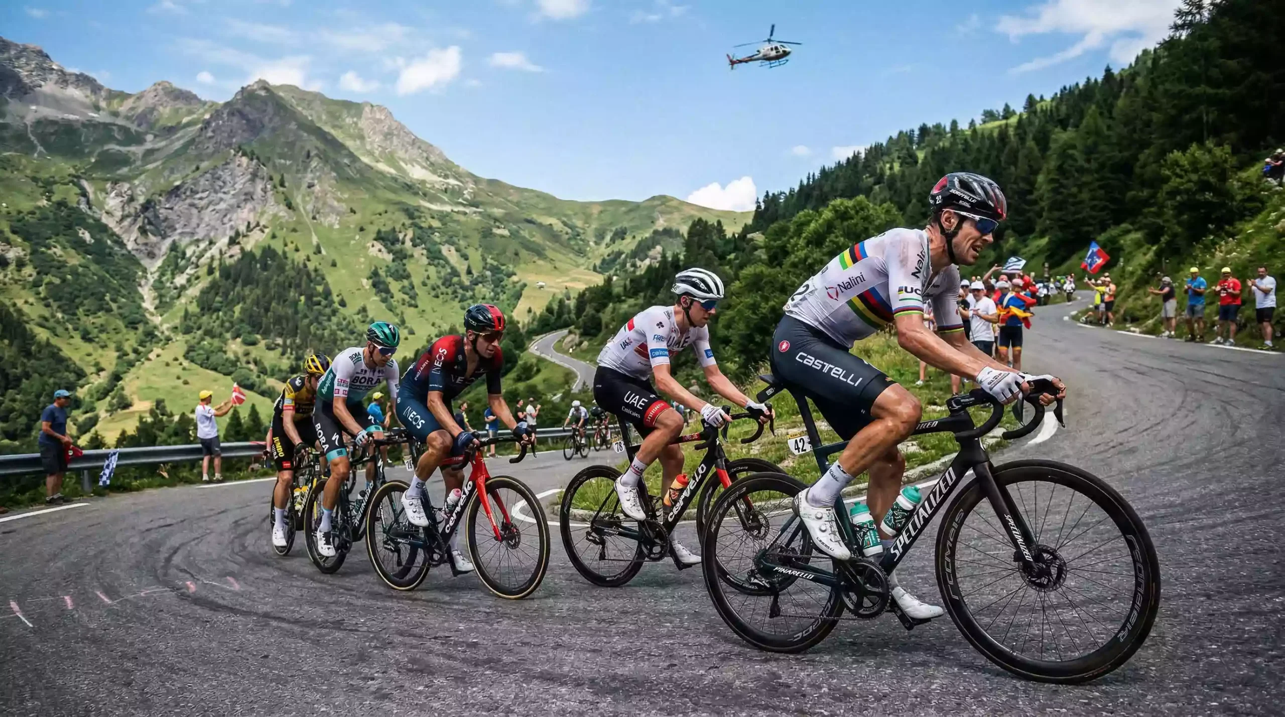 Ciclistas en plena ascensión a un puerto de montaña durante una etapa en directo