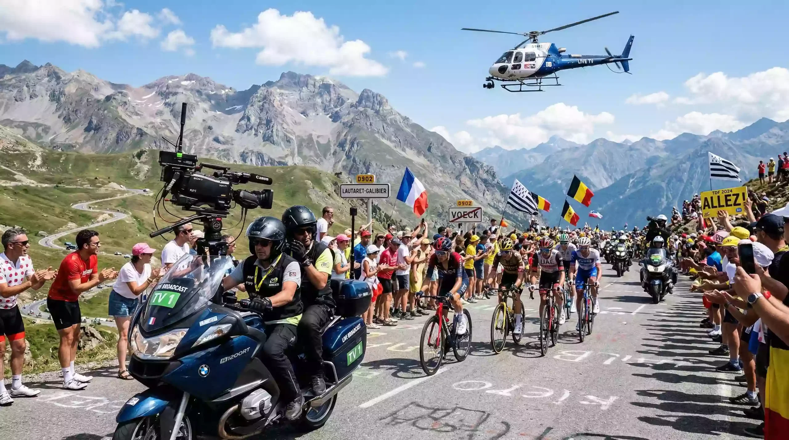 Cámara de televisión retransmitiendo en directo una etapa de montaña del Tour de Francia con helicóptero de seguimiento