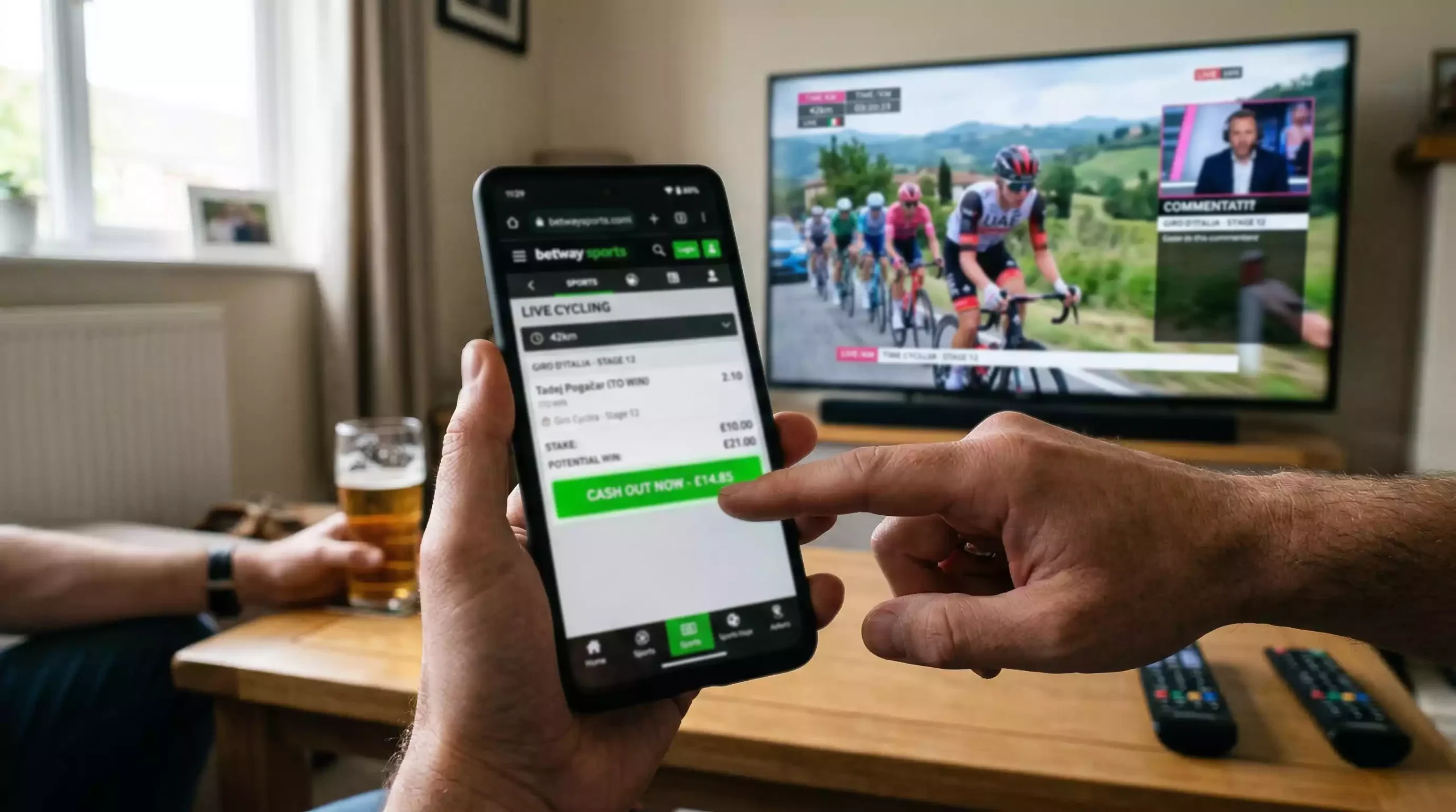 Mano pulsando un botón verde de cash out en la pantalla de un teléfono móvil