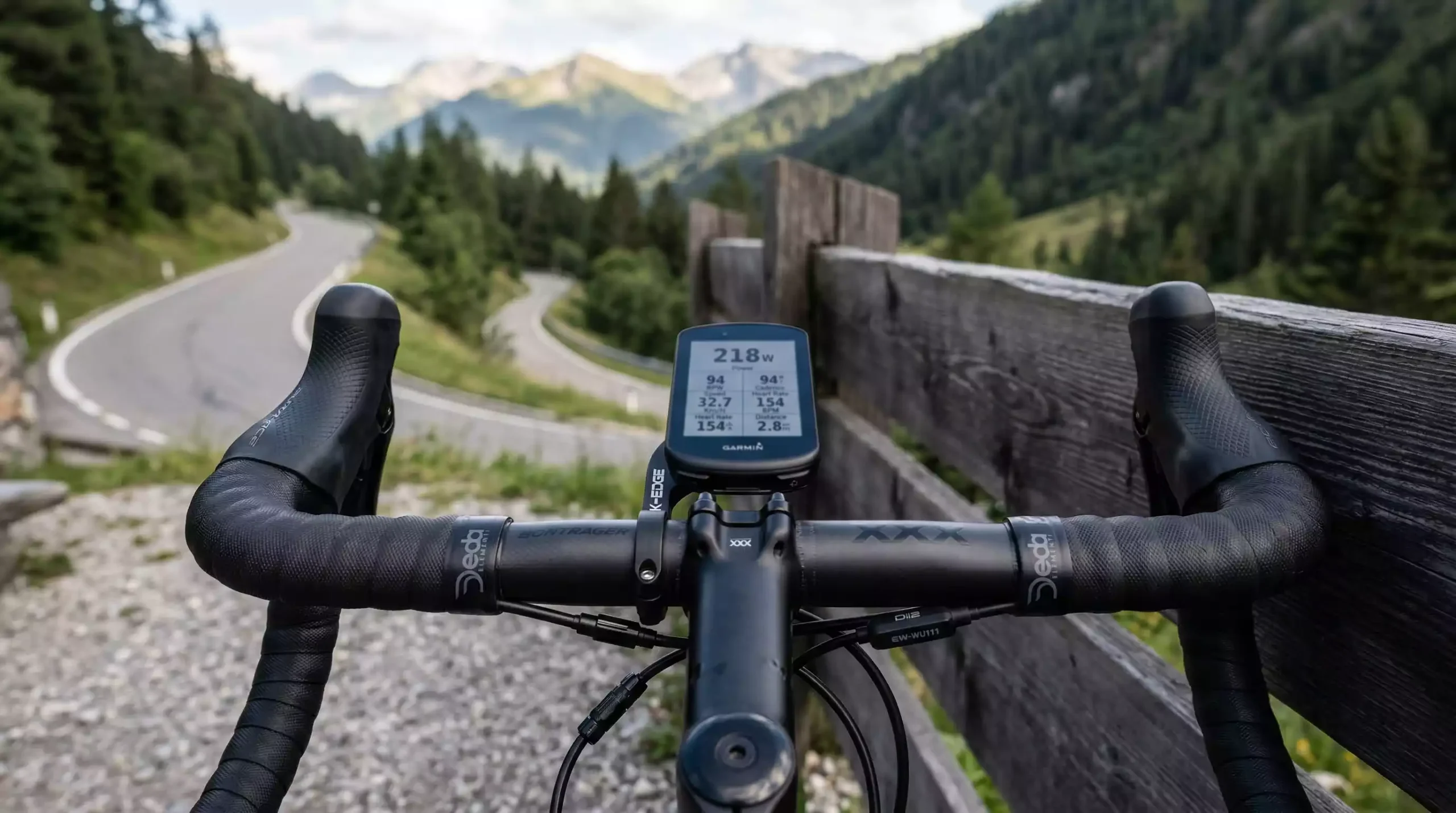 Medidor de potencia en el buje de una bicicleta profesional de carretera mostrando datos de vatios en la pantalla del ciclocomputador