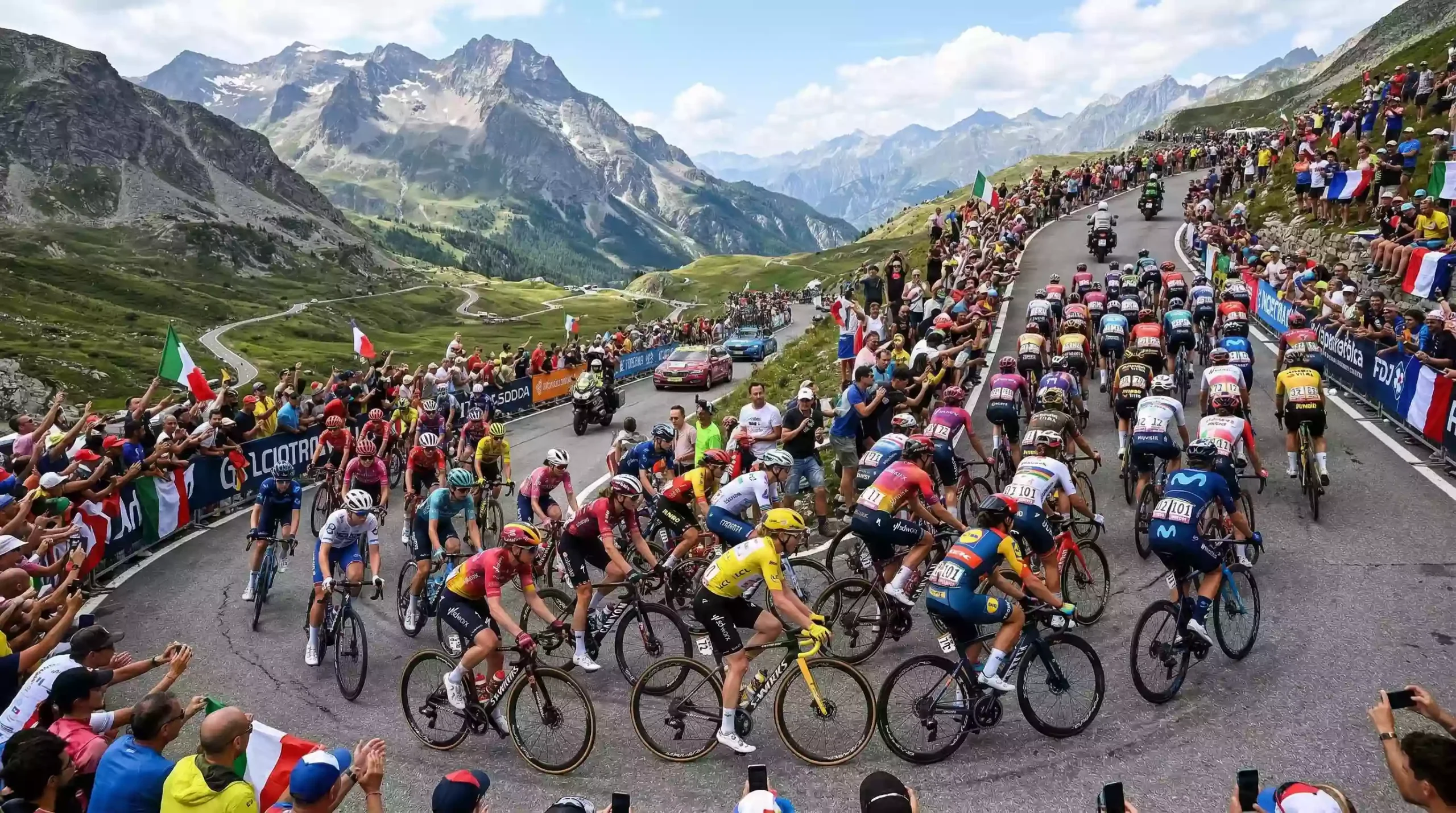 Pelotón femenino de ciclismo profesional disputando una etapa de montaña